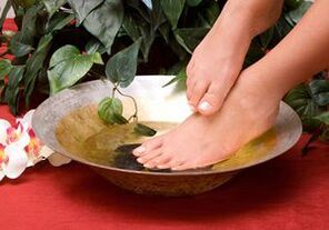 Bath with domestic soap against the foot fungus